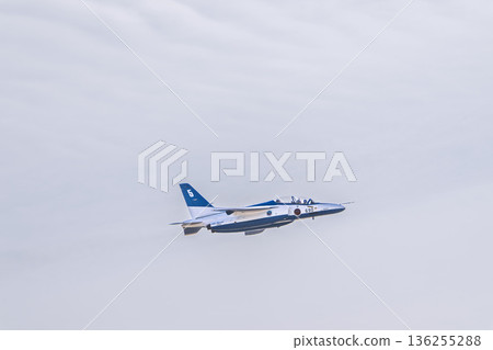 位於宮城縣東松島市的日本航空自衛隊松島空軍基地的「藍色衝擊」戰鬥機 位於宮城縣東松島市的日本航空自衛隊松島空軍基地的「藍色衝擊」戰鬥機 136255288