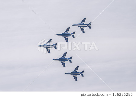 位於宮城縣東松島市的日本航空自衛隊松島空軍基地的「藍色衝擊」戰鬥機 位於宮城縣東松島市的日本航空自衛隊松島空軍基地的「藍色衝擊」戰鬥機 136255295