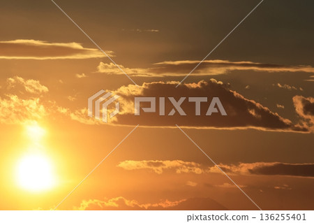 自然景觀:日落、雲彩和富士山,薄雲籠罩著富士山,雲朵朦朧其中。是因為薄雲的緣故,日落看起來像是層層疊疊的? 自然景觀:日落、雲彩和富士山,薄雲籠罩著富士山,雲朵朦朧其中。是因為薄雲的緣故,日落看起來像是層層疊疊的? 136255401