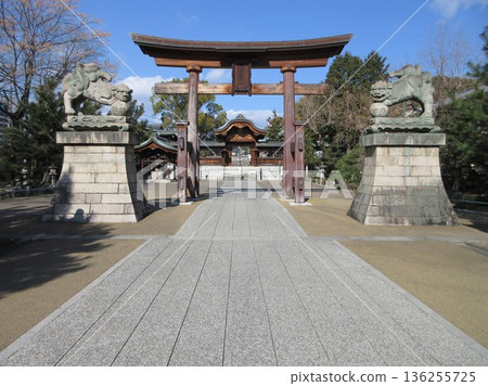 廣島縣廣島市!二月神社的鳥居和獅子狗。 廣島縣廣島市!二月神社的鳥居和獅子狗。 136255725