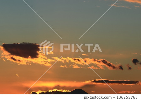 自然景觀:日落後不久,雲層籠罩著富士山,夕陽的餘暉灑在漸暗的天空中。 自然景觀:日落後不久,雲層籠罩著富士山,夕陽的餘暉灑在漸暗的天空中。 136255763