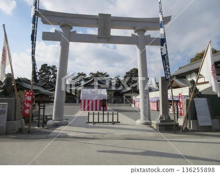廣島縣廣島市!廣島護國神社的鳥居與參道 廣島縣廣島市!廣島護國神社的鳥居與參道 136255898