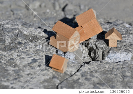 Image of a house collapsing due to a disaster (various insurance) Image of a house collapsing due to a disaster (various insurance) 136256055