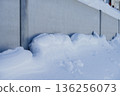 Snow clinging to the wall 136256073