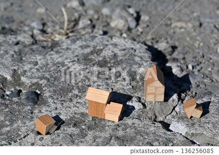 Image of a house collapsing due to a disaster (various insurance) Image of a house collapsing due to a disaster (various insurance) 136256085