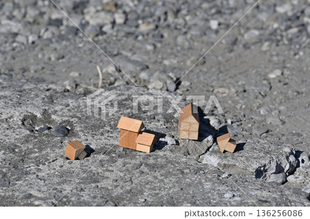 Image of a house collapsing due to a disaster (various insurance) 136256086