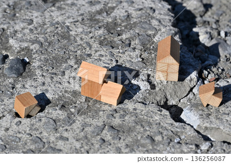 Image of a house collapsing due to a disaster (various insurance) Image of a house collapsing due to a disaster (various insurance) 136256087