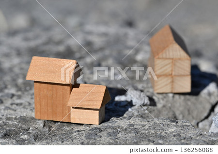 Image of a house collapsing due to a disaster (various insurance) Image of a house collapsing due to a disaster (various insurance) 136256088