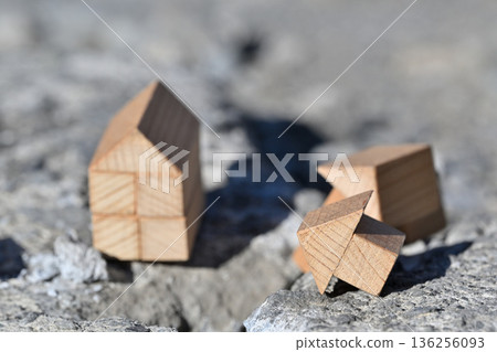 Image of a house collapsing due to a disaster (various insurance) Image of a house collapsing due to a disaster (various insurance) 136256093