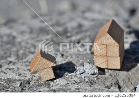 房屋因災害倒塌的圖片(各種保險) 房屋因災害倒塌的圖片(各種保險) 136256094