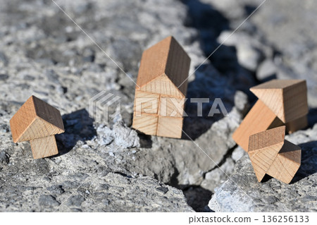 Image of a house collapsing due to a disaster (various insurance) 136256133