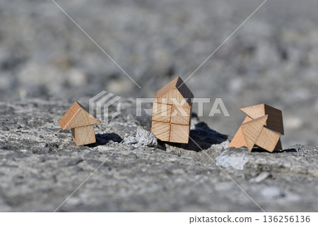 Image of a house collapsing due to a disaster (various insurance) 136256136