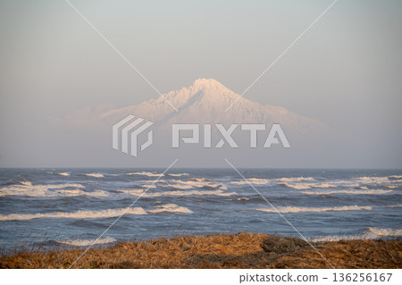 春季的利尻山景色，殘雪覆蓋的利尻富士山和日本海。 136256167