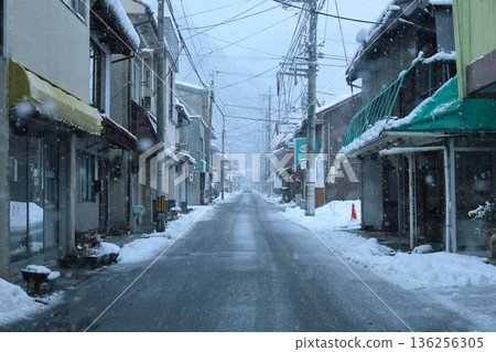 Snow Inn Snow Inn 136256305