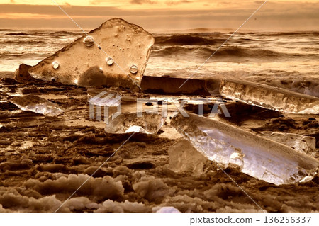 在海灘的珠寶冰 136256337