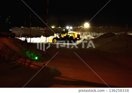 夜間，推土機正在清除積雪。 136256338