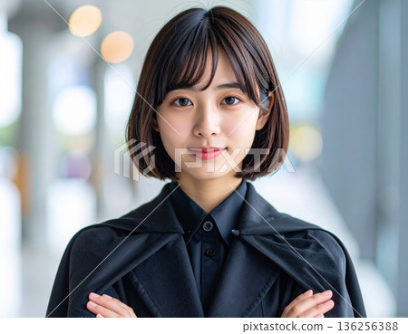 萬聖節，一位年輕女子穿著女巫（巫師）服裝。 136256388