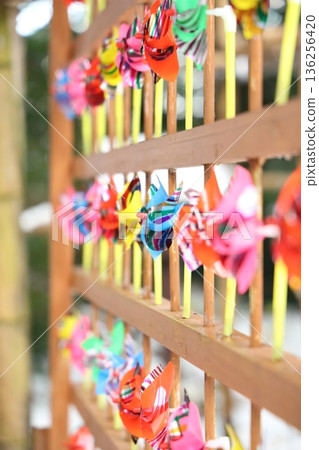 五顏六色的風車 136256420