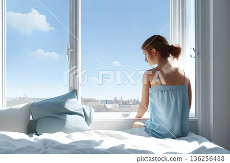 清晨的陽光灑在臥室的窗外，女子凝視著窗外 13 136256488