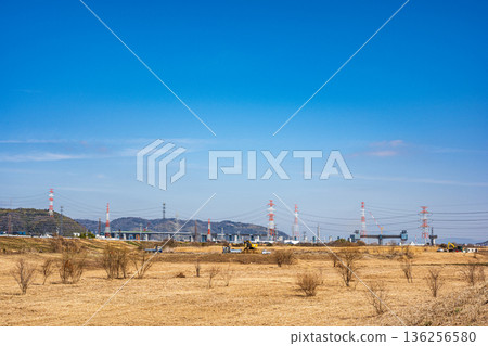 Winter-dry Yodo River riverbed scenery, Shin-Meishin Expressway construction, Takatsuki City, Osaka Prefecture Winter-dry Yodo River riverbed scenery, Shin-Meishin Expressway construction, Takatsuki City, Osaka Prefecture 136256580