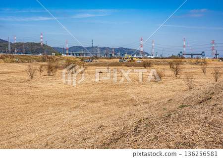 Winter-dry Yodo River riverbed scenery, Shin-Meishin Expressway construction, Takatsuki City, Osaka Prefecture 136256581