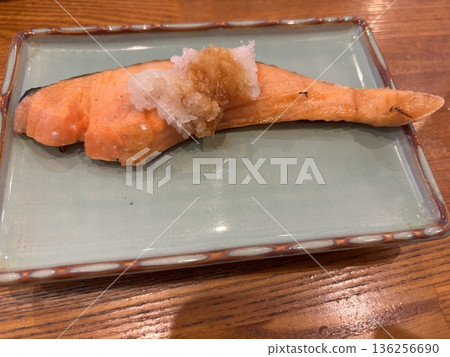 美味的烤鮭魚 136256690