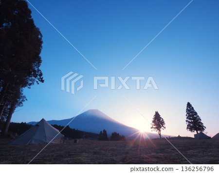 一月,從靜岡縣樹線休閒區看到的黎明 一月,從靜岡縣樹線休閒區看到的黎明 136256796