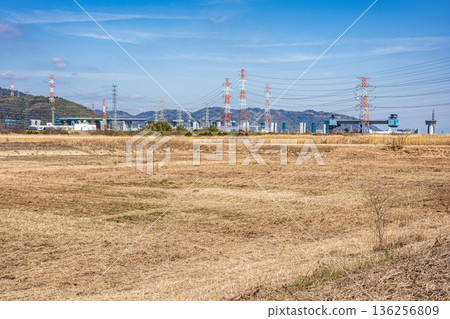 大阪府高槻市，新名神高速公路建設期間，淀川河床冬季乾涸的景象 136256809