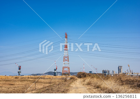 Steel towers on the banks of the Yodo River, construction of the Shin-Meishin Expressway, Takatsuki City, Osaka Prefecture Steel towers on the banks of the Yodo River, construction of the Shin-Meishin Expressway, Takatsuki City, Osaka Prefecture 136256811