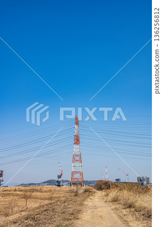 Steel towers on the banks of the Yodo River, construction of the Shin-Meishin Expressway, Takatsuki City, Osaka Prefecture 136256812