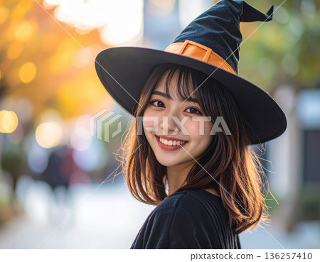 萬聖節，一位年輕女子穿著女巫（巫師）服裝。 136257410