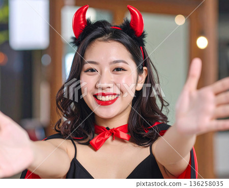 一位年輕女子戴著惡魔角當萬聖節裝扮 136258035