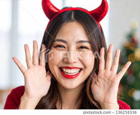 一位年輕女子戴著惡魔角當萬聖節裝扮 136258336