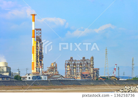 A view of a petrochemical complex with many factory facilities in Yokkaichi City, Mie Prefecture 136258736