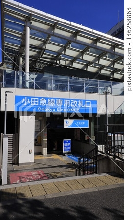 The Odakyu Electric Railway's Shimokitazawa Station ticket gate and the Keio Inokashira Line's transfer gate are separate. The Odakyu Electric Railway's Shimokitazawa Station ticket gate and the Keio Inokashira Line's transfer gate are separate. 136258863