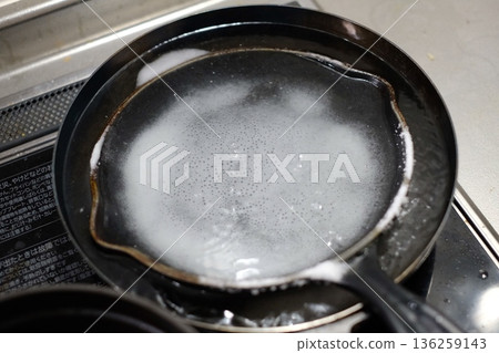 從煎鍋中取出燒焦的食物 136259143