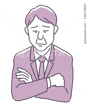 一位中年男子雙手交叉放在胸前，一臉擔憂。 136259607