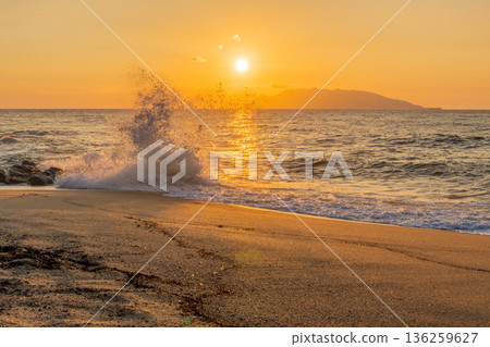 屋久島永田稻中濱海灘的傍晚景色(秋季) 屋久島永田稻中濱海灘的傍晚景色(秋季) 136259627
