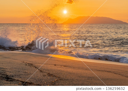 屋久島永田稻中濱海灘的傍晚景色(秋季) 屋久島永田稻中濱海灘的傍晚景色(秋季) 136259632