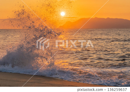 屋久島永田稻中濱海灘的傍晚景色（秋季） 136259637