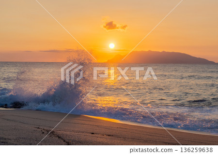 Evening view of Nagata Inakahama Beach, Yakushima Island in the Offshore Alps (Autumn) 136259638