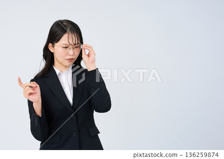 一位表情緊張的女商人 一位表情緊張的女商人 136259874