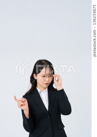 一位表情緊張的女商人 一位表情緊張的女商人 136259875