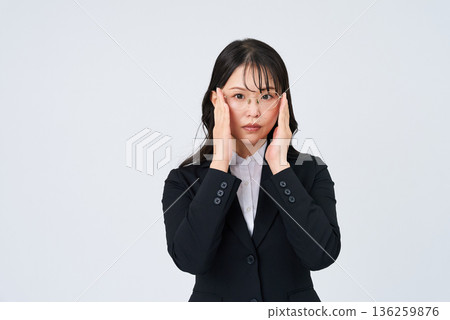 一位表情緊張的女商人 一位表情緊張的女商人 136259876