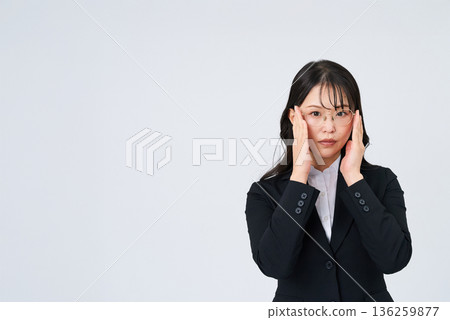 一位表情緊張的女商人 一位表情緊張的女商人 136259877