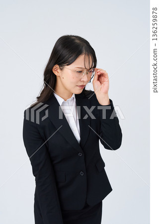 一位表情緊張的女商人 一位表情緊張的女商人 136259878