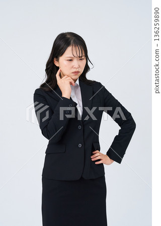 一位表情緊張的女商人 一位表情緊張的女商人 136259890