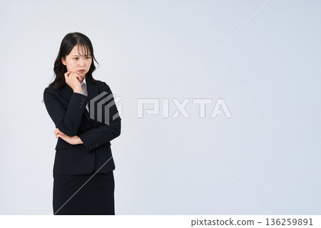 一位表情緊張的女商人 136259891