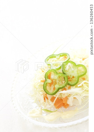 高麗菜、胡蘿蔔和甜椒涼拌高麗菜沙拉 高麗菜、胡蘿蔔和甜椒涼拌高麗菜沙拉 136260453