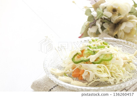 高麗菜、胡蘿蔔和甜椒涼拌高麗菜沙拉 136260457